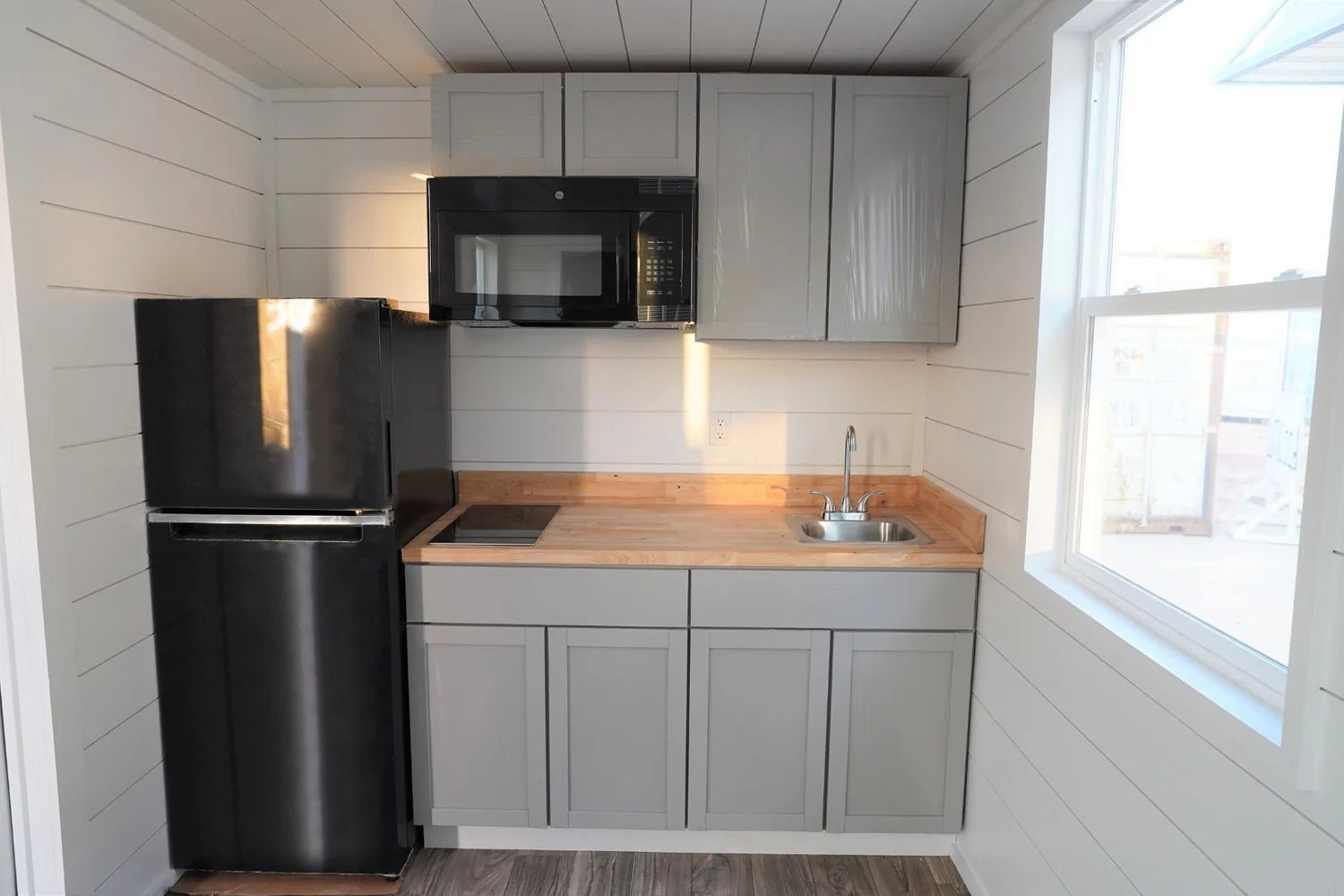 20ft Modern Cabin Shipping Container (20STMCBN) - Image 4