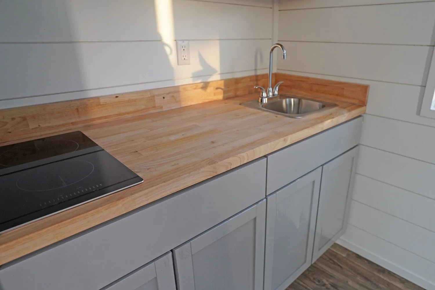 20ft Modern Cabin Shipping Container (20STMCBN) - Image 7