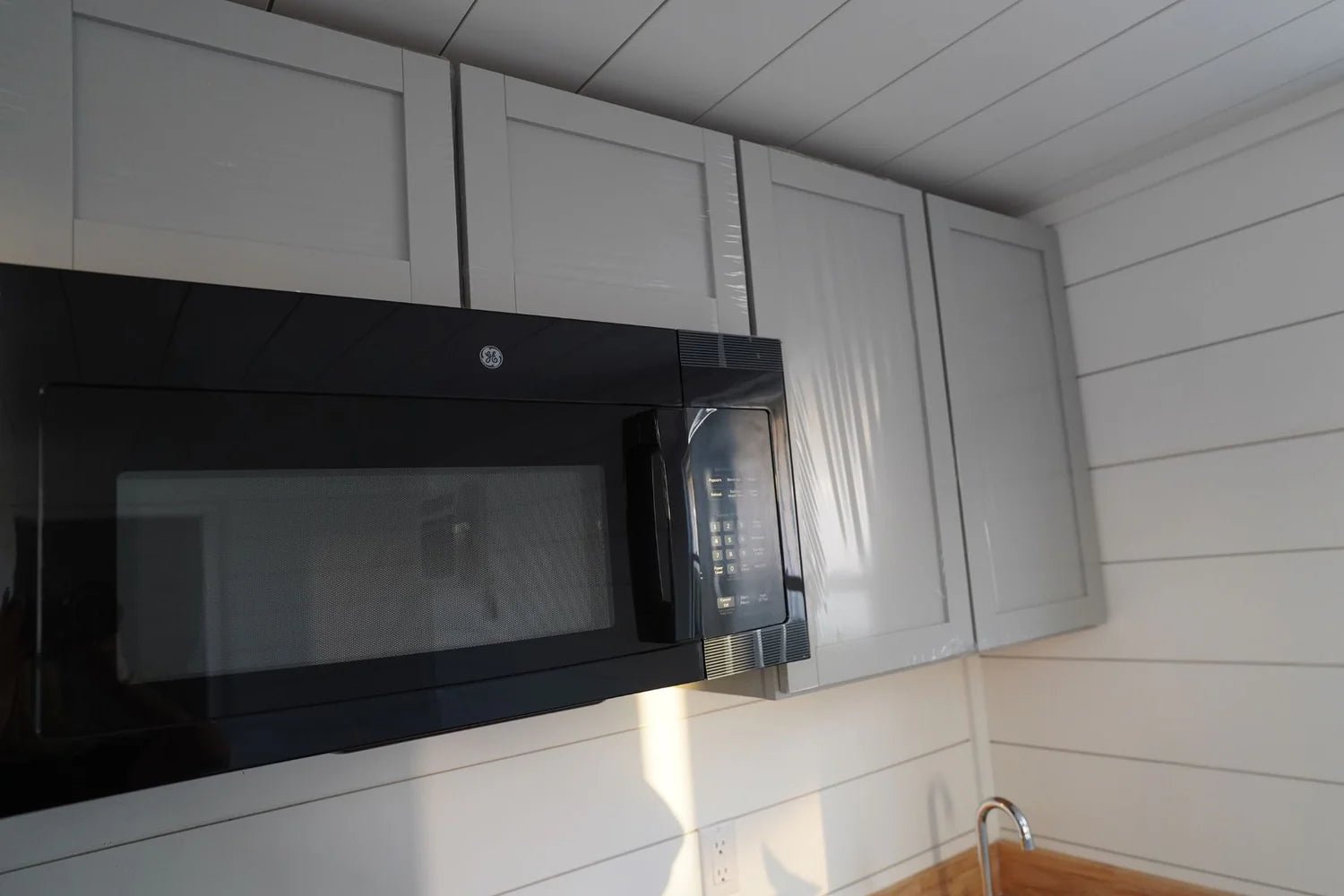 20ft Modern Cabin Shipping Container (20STMCBN) - Image 8