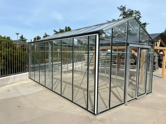 Recreational greenhouse (approx. 14m²)