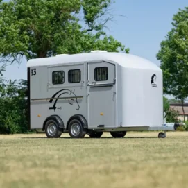 3-SEATER VAN WITH DIAGONAL LOADING, MAXIMUM HORSE FREEDOM 3
